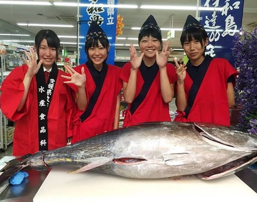フィッシュガールの松本唯が可愛い！宇和島水産のマグロ解体ショー！