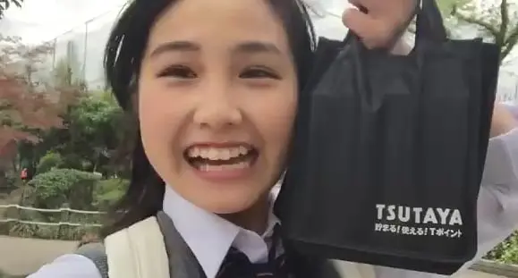 鈴木まはな！TSUTAYA新CMの女子高生のプロフィールは？