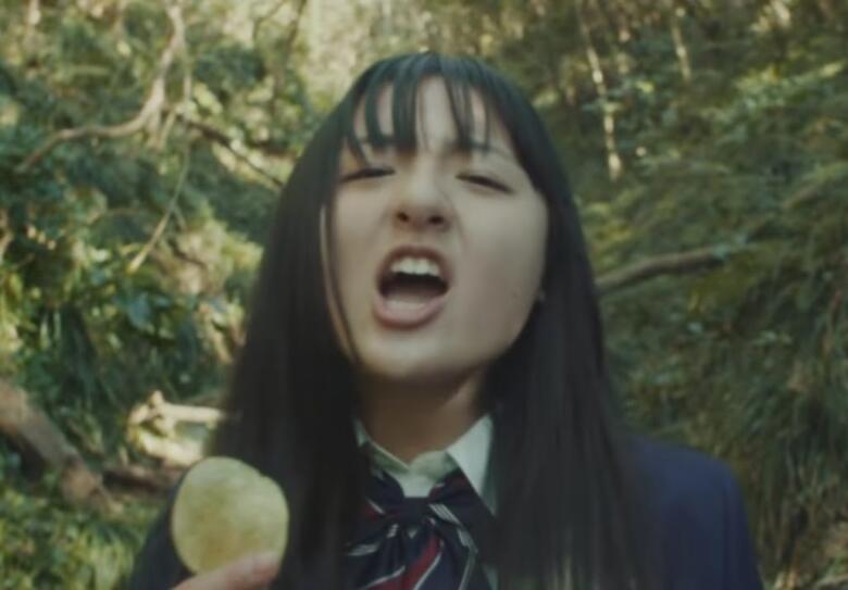 コイケヤポテトチップス新CMの歌う女子高生は誰？鈴木瑛美子のwikiをチェック