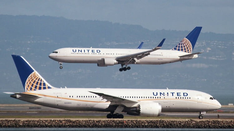 ユナイテッド航空の乗客強制排除！4人分の座席確保の理由は？関連会社職員？