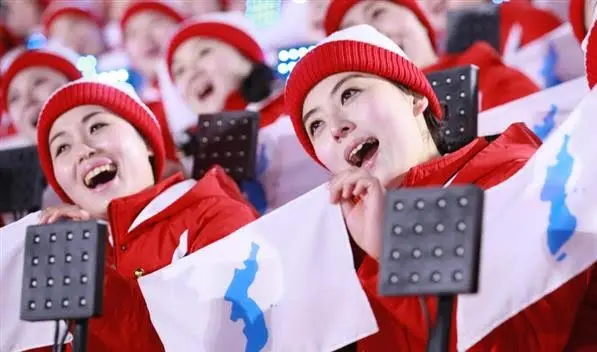北朝鮮応援団のお面の男性は誰？意味するものは何？平昌が平壌に！