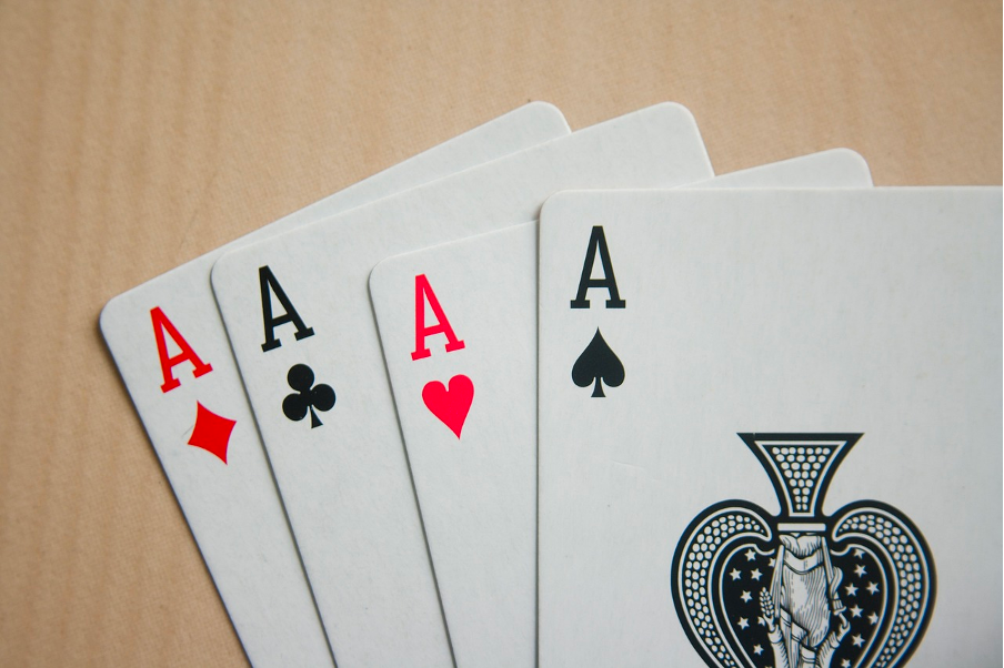 バカラゲームとは？カジノで人気の高いカードゲームのルールと遊び方